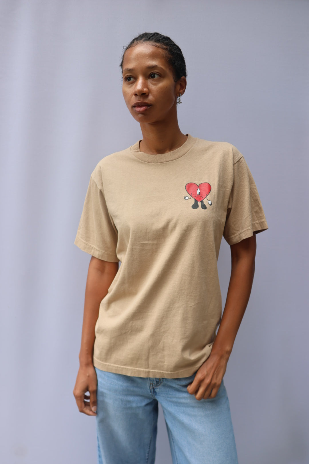 Bad Bunny 2022 Un Verano Sin Ti Tour T-shirt - Beige Red Heart Surfboard
